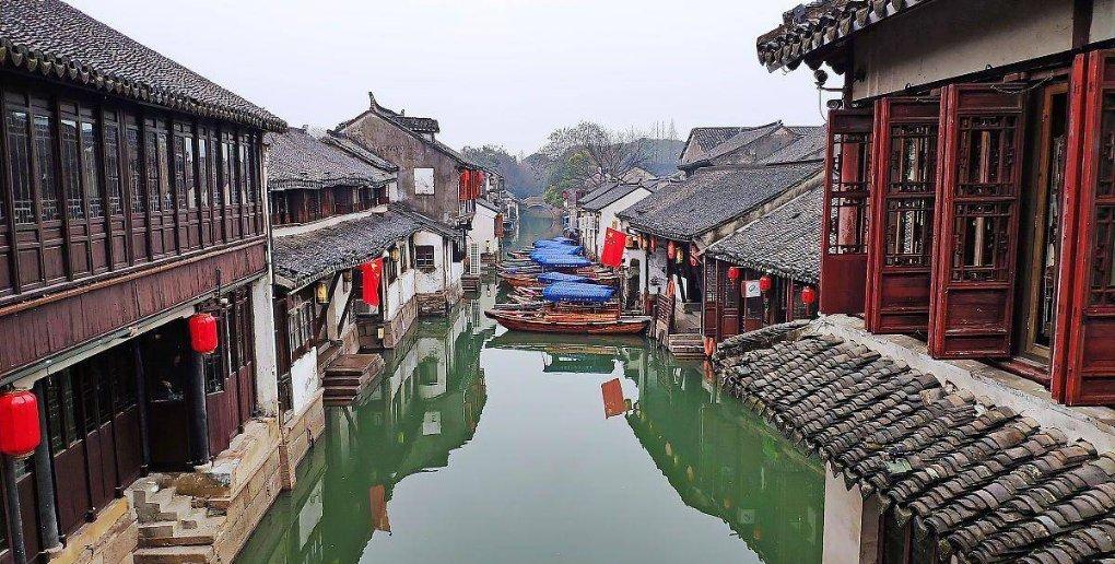 双人跨栏赛跑